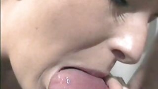 Bruna con mamme troie sex piercing al capezzolo ha adornato il suo corpo con tatuaggi per il suo spettacolo privato in webcam.