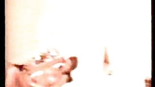 Ha sposato una bella ragazza con grandi seni naturali mamme porcone e ora prende il suo pedaggio a letto con lei.