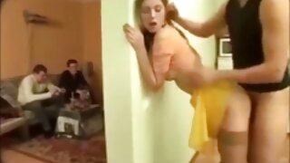 La ragazza succhia lo sperma dalla figa della sua mamme maiale italiane amica.