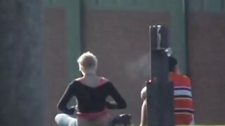 Una fottuta ragazza con gli occhiali e pantaloncini di jeans ha portato il suo ragazzo a scopare proprio nel lotto vuoto mammatroia .