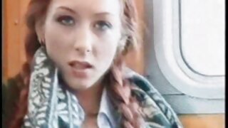Diteggiatura visone di sua moglie, sdraiata sul mamme puttane letto in nient'altro che mutandine con una spina anale nel culo.