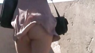 Portata all'orgasmo una mora che mamme porcone geme sotto un membro in mutande.