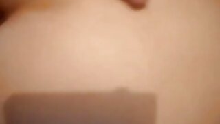 Ha mamme tettone porche scommesso che sarebbe venuto sulle tette di un giovane studente magro.