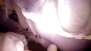Una donna giapponese stronza voleva fare sesso in piedi vicino mamme mature porche alla finestra.