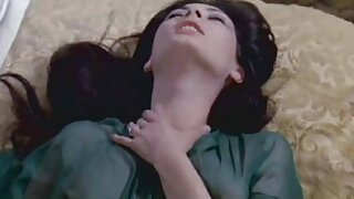 Una donna matura con grandi tette e un culo rotondo soddisfa la sua lussuria stando in piedi ea mamme italiane porche letto.