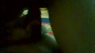 Una ragazza dai capelli rossi con una gonna corta ha preso un membro del mamme troie suo stronzo, voltandogli le spalle.